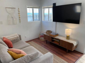 Cheerful 1 bedroom beach cottage. On the Oceanside!